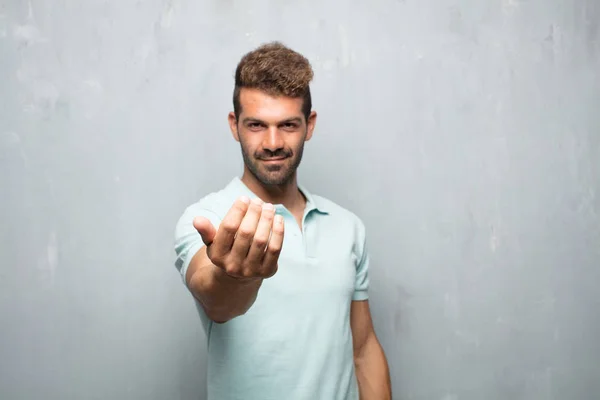 Joven Hombre Guapo Sonriendo Con Una Mirada Orgullosa Satisfecha Feliz — Foto de Stock