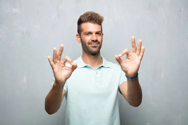 Joven Hombre Guapo Haciendo Gesto Bien Bien Aprobando Con Ambas — Foto de Stock