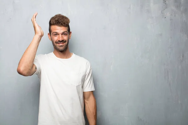 Joven Hombre Guapo Feliz Darse Cuenta Algunas Buenas Sorprendentes Noticias — Foto de Stock