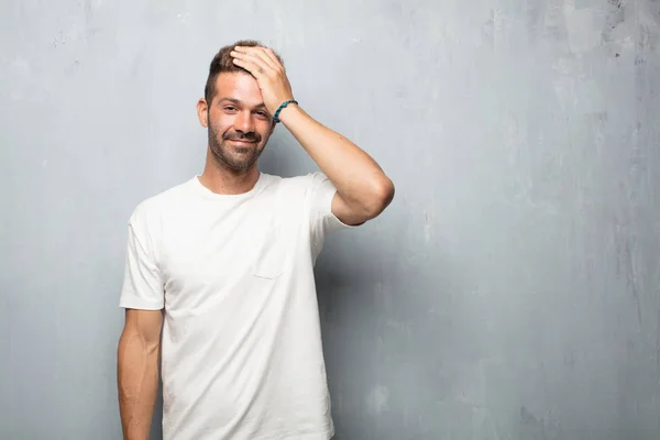 Joven Hombre Guapo Feliz Darse Cuenta Algunas Buenas Sorprendentes Noticias — Foto de Stock