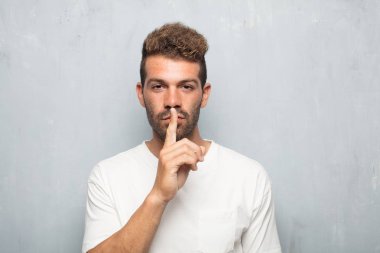 Genç yakışıklı adam el 