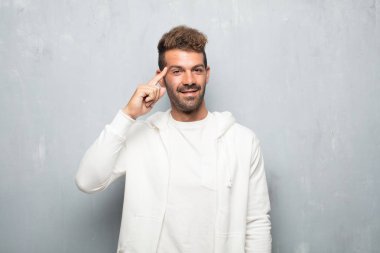 yakışıklı delikanlı mutlu ve sürpriz, gülümseyen ve çözüm, bir şaşırtıcı bir yeni fikir ve düşünce İsa'nın doğuşu ve ani ilham ile heyecan.