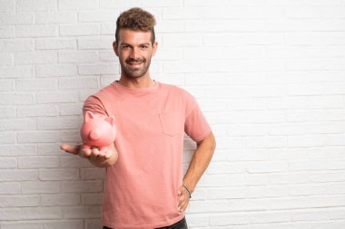 Genç yakışıklı serin adam para kavramı ile