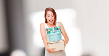 hediyeler veya hediye olan güzel kadın