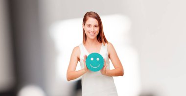 smiley ifade olan güzel kadın