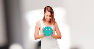 smiley ifade olan güzel kadın