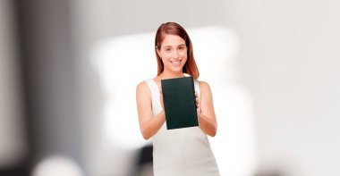 genç kadın bir kitap ile güzel