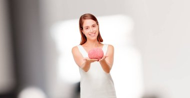 bir beyin modeli olan güzel kadın