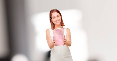 popcorns kova ile genç güzel kadın