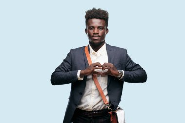 gülümseyen, mutlu ve sevgi arıyorum, bir kalp el ile şekil verme genç siyah iş adamı.