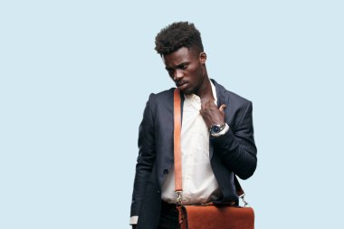 terleme ve gömlek boyun açık çekerek, kısık duygu genç siyah işadamı stresli bir hareketi ile.