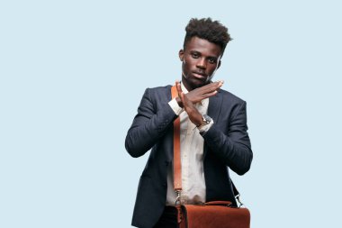 sessiz kalma ve sır tutmak için ağız önünde, her iki el ile genç siyah işadamı geçti.