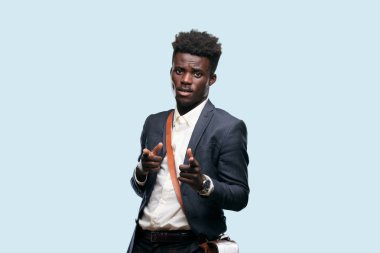 gülümseyen ve dans eğlenceli, hareketli disko müzik mutlu görünüyordu ve neşeli parti havası içinde genç siyah iş adamı.