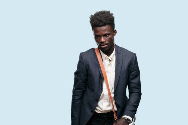 Genç siyah işadamı bir sürpriz, hayret ifadesi ve ağız şok açık.