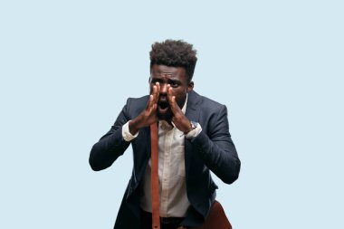deli gibi yüksek sesle bağırarak, sinirli bir ifade ile el ile arama, büyük bir duyuru iletişim genç siyah iş adamı.