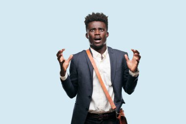 kızgın, mutsuz ve sinirli, arayan genç siyah iş adamı öfkeyle ve energically duygu üzgün ve kızgın iki elle, el hareketi.