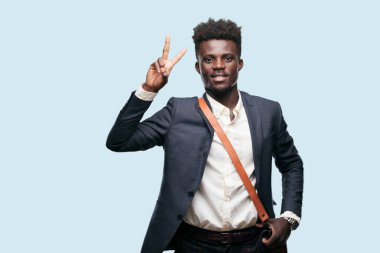 iki parmak ile sayılması gülümseyen ve memnun ve mutlu, arayan genç siyah işadamı.