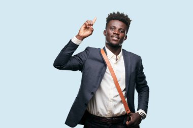 Tek parmakla sayılması gülümseyen ve memnun ve mutlu, arayan genç siyah işadamı.
