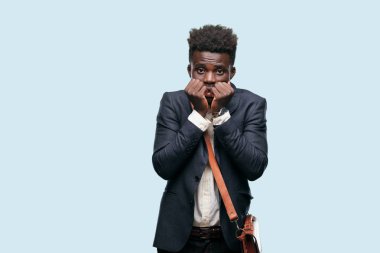 arayan genç siyah işadamı korkmuş ve dehşete, korkuyor, dehşet içinde çığlık, kıyamet günü karşı karşıya, çok korkmuş hissediyor.