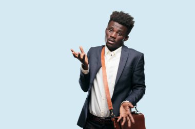 farklı seçenekler veya olanakları merak bir ifade ile arasında şüphe, karşılaştırma ve bir soru poz genç siyah işadamı aklımda ve şaşkın bir bakışla.