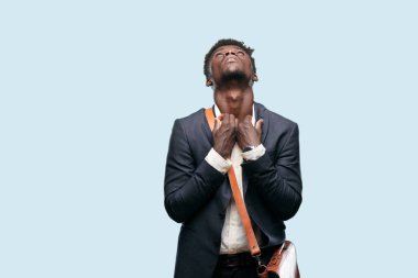 sıkıcı ve sıkıcı ve sıkıcı taşıyan gibi duygu bir şey dinlerken isteksiz ve bıkkın, arayan genç siyah işadamı.