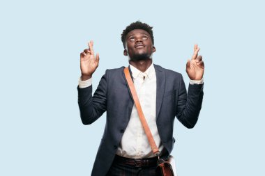 mischeviously gülümseyen bir söz küfür, hile, çapraz parmak yemin yaparken genç siyah işadamı.