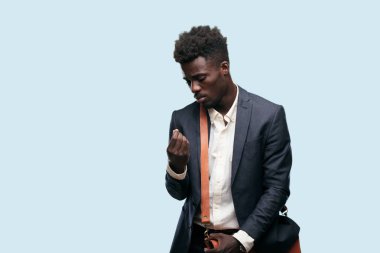 Genç siyah işadamı arıyor üzgün ve endişeli, kesinlikle eli boş, beş parasız, katıksız iflas, kuruş daha az, zavallı ve hayal kırıklığına uğramış hissediyorum.