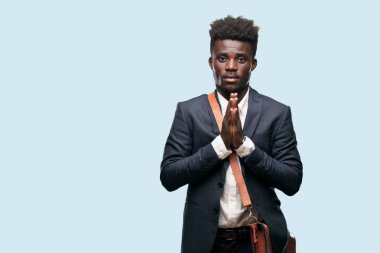 aziz bir şekilde dua genç siyah iş adamı 