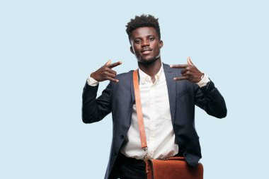 Genç siyah işadamı şarkı rock, dans, bağırarak, isyankar, kızgın bir şekilde el hareketi.