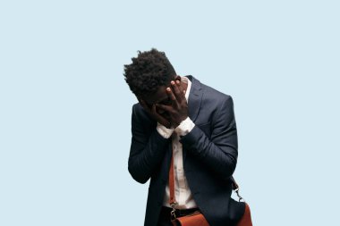 Genç siyah işadamı hayal kırıklığı ve yenilgi hüzünlü bir bakışla bakıp depresif, üzüntüsüne umutsuz ve sefalet içinde.