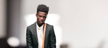 Ellerinizi açın önünde tutan, dehşet ve güvensizlik ifade etmek stresli ve sinirli, arayan genç siyah işadamı.