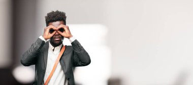 Muhtemelen ağlıyor gözler sürpriz ve hayret ya da korku, güvensizlik, sürtünme genç siyah işadamı.