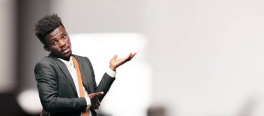 farklı seçenekler veya olanakları merak bir ifade ile arasında şüphe, karşılaştırma ve bir soru poz genç siyah işadamı aklımda ve şaşkın bir bakışla.