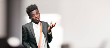 farklı seçenekler veya olanakları merak bir ifade ile arasında şüphe, karşılaştırma ve bir soru poz genç siyah işadamı aklımda ve şaşkın bir bakışla.