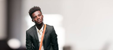 sıkıcı ve sıkıcı ve sıkıcı taşıyan gibi duygu bir şey dinlerken isteksiz ve bıkkın, arayan genç siyah işadamı.