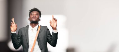 mischeviously gülümseyen bir söz küfür, hile, çapraz parmak yemin yaparken genç siyah işadamı.