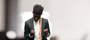 Genç siyah işadamı arıyor üzgün ve endişeli, kesinlikle eli boş, beş parasız, katıksız iflas, kuruş daha az, zavallı ve hayal kırıklığına uğramış hissediyorum.