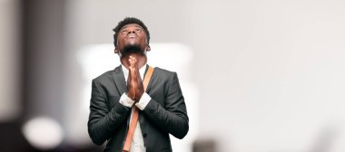 aziz bir şekilde dua genç siyah iş adamı 