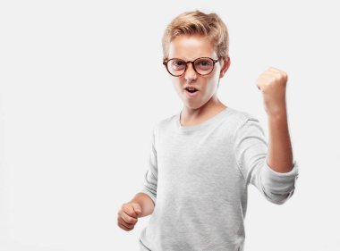 bir başarı kutluyor zafer, yüz ve holding kol gücü veya başarı, gösterilen basıldığında, yumruk ile mutlu, gururlu ve memnun bir bakışla eller genç sarışın yakışıklı çocuk.