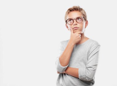 Genç sarışın yakışıklı çocuk ile memnun, gururlu ve mutlu bir bakışla başparmak signalining, tamam bir elinizle bir pozitif, gönderme 