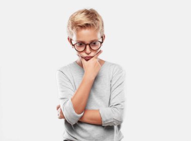 yana doğru seyir, düşünme ve farklı seçenekler arasında merak genç sarışın yakışıklı çocukla karışık ve düşünceli bir görünüm.