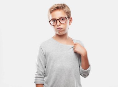 gülümseyen ve yukarı doğru seyir gökyüzüne doğru ya da nereye gazeteci bir kavram ya da mesaj yer noktaya genç sarışın yakışıklı çocuk. Yan Dikiz.