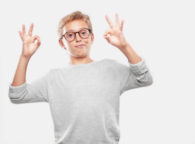 mutlu ve memnun seyir onaylayarak iki elinizle, bir 