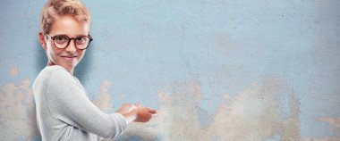 Genç sarışın yakışıklı çocuk ile gurur, memnun ve mutlu bir görünüm gülümseyen, jest karşılama, sizi tebrik.