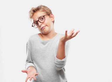 farklı seçenekler veya olanakları merak bir ifade ile arasında şüphe, karşılaştırma ve bir soru poz genç sarışın yakışıklı çocuk aklımda ve şaşkın bir bakışla.