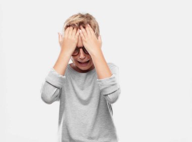 Genç sarışın yakışıklı çocuk 