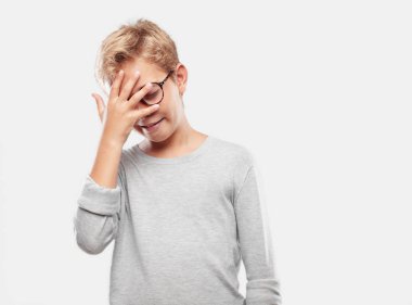 Genç sarışın yakışıklı çocuk 