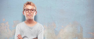 Genç sarışın yakışıklı çocuk 