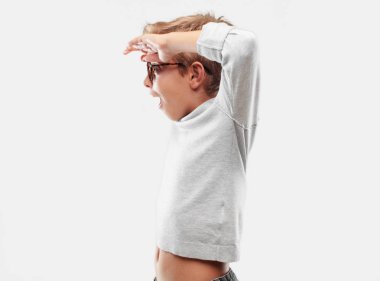 şaşkın bir bakışla uzak bir nesne için arama mesafe içine uzakta arıyorum Genç sarışın yakışıklı çocuk. Yanal veya yan görünüm.