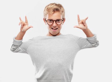 Genç sarışın yakışıklı çocuk şarkı rock, dans, bağırarak, isyankar, kızgın bir şekilde el hareketi.